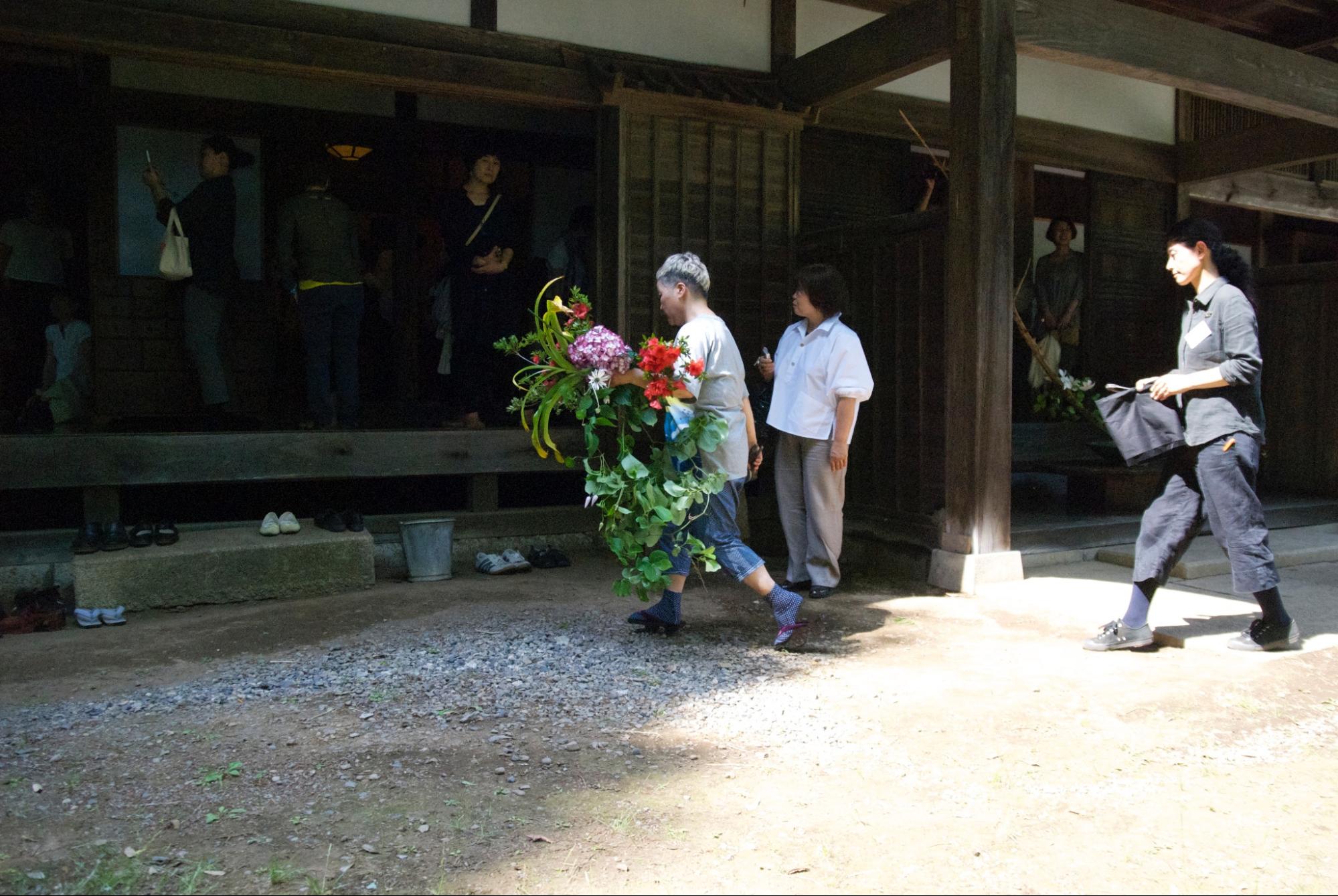 藤村健一朗・花を生ける。